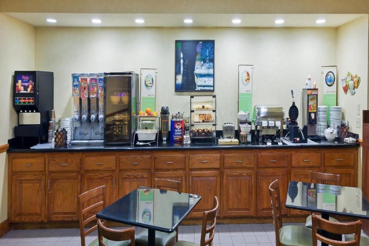 Hotel Country & By Radisson, At Northwest Expressway, Ok 3*