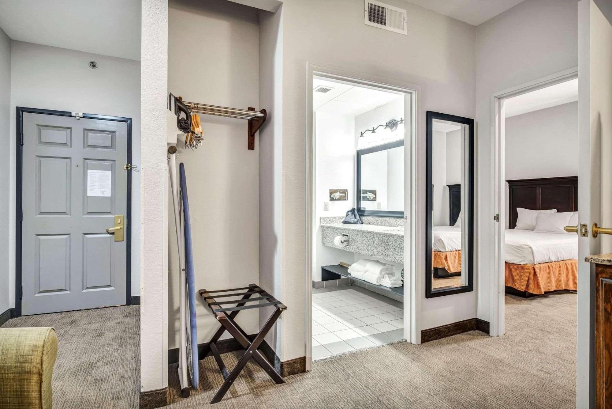 Hotel Country & By Radisson, At Northwest Expressway, Ok 3*